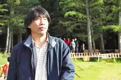 宗仁發(fā)，吉林遼源人。著有詩集《追蹤夸父》《大地上的紋理》，散文集《思想與拉鏈》、評論集《尋找“希望的言語”》等，現(xiàn)為《作家》雜志主編、編審，中國作協(xié)散文委員會委員，中國詩歌學(xué)會常務(wù)理事，吉林省文藝評論家協(xié)會主席，國務(wù)院特殊津貼專家。編發(fā)短篇小說獲第一、二、四屆魯迅文學(xué)獎，編發(fā)格非的長篇小說《江南三部曲》獲第九屆茅盾文學(xué)獎。主編《作家》雜志獲第三屆中國出版政府獎期刊獎，個人獲第三屆中國出版政府獎優(yōu)秀人物獎。