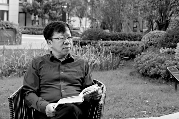 龐余亮，1967年生，現(xiàn)居江蘇靖江。著有長篇小說《薄荷》《丑孩》《有的人》《小不點的大象課》《神童左右左》(系列小說)《看我七十三變》《我們都愛丁大圣》，散文集《半個父親在疼》《小先生》《小蟲子》《頑童馴師記》《紙上的憂傷》，小說集《為小弟請安》《擒賊記》《鼎紅的小愛情》《你們遇上了好辰光》《出嫁時你哭不哭》，詩集《比目魚》《報母親大人書》《五種疲倦》，童話集《銀鐲子的秘密》《躲過九十九次暗殺的螞蟻小朵》等。曾獲得第八屆魯迅文學(xué)獎、第七屆柔剛詩歌年獎、第五屆漢語詩歌雙年十佳、第十三屆萬松浦文學(xué)獎、江蘇省紫金山文學(xué)獎、第二屆孫犁散文獎雙年獎、第二屆揚子江詩學(xué)獎、第九屆冰心散文獎等。