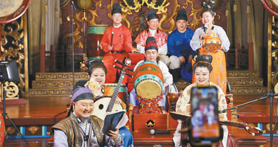 　圖為東倉(cāng)鼓樂(lè)社的樂(lè)師們正在進(jìn)行直播。 　　本報(bào)記者 原韜雄攝