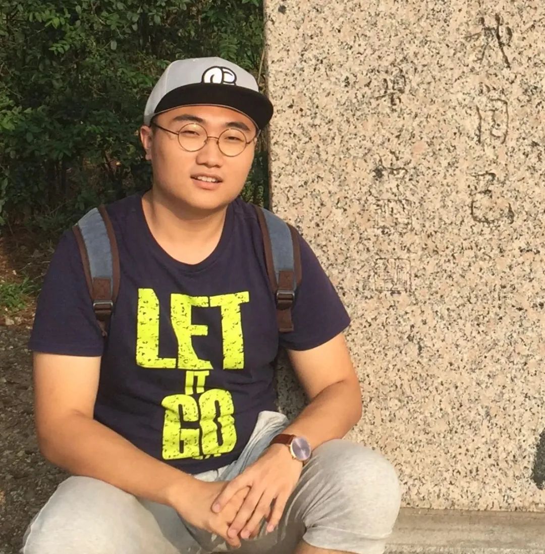 史玥琦，一九九六年生于長春，武漢大學文學學士，復旦大學創(chuàng)意寫作碩士，現(xiàn)為北京師范大學文學創(chuàng)作專業(yè)博士研究生。小說、詩歌見《收獲》《作品》《青年文學》《詩刊》《星星》《北京文學》等，獲第二屆京師-牛津“青年文學之星”金獎、第四十七屆香港“青年文學獎”等獎項。南京市青春文學人才計劃簽約作家，創(chuàng)辦有貓頭鷹小說社、野草莓觀影會。