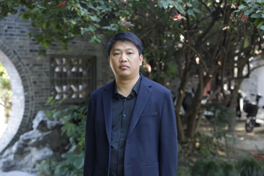 周榮池   江蘇高郵人，揚州市青年作家，現(xiàn)為揚州市作家協(xié)會第五屆理事會主席。著有長篇小說《絕境》《李光榮當村官》《單厙》，散文集《隱秘的風景》《草木故園》《村莊對我守口如瓶》等，獲第四屆汪曾祺文學獎、第二十屆百花文學獎散文獎。