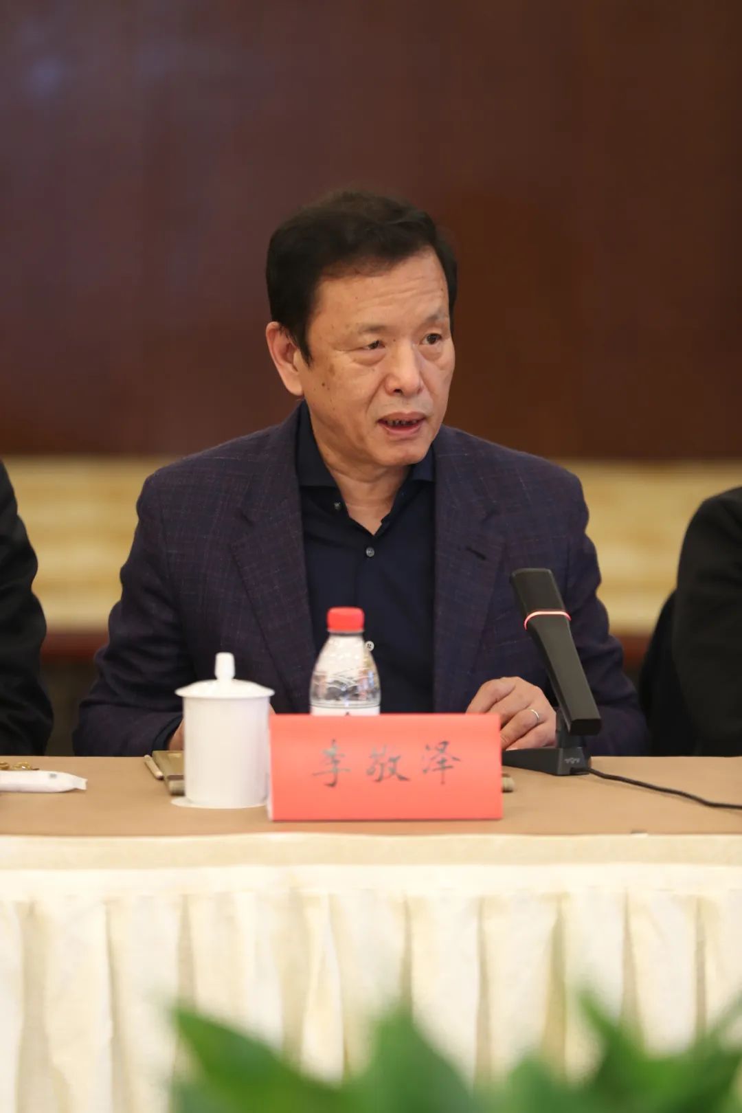 中國作協(xié)黨組成員、副主席、書記處書記李敬澤主持會議