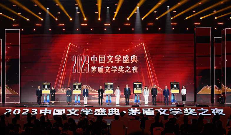 獲獎(jiǎng)作品的編輯與5位獲獎(jiǎng)作家共同上臺(tái)，在鐫刻有獲獎(jiǎng)書名、獲獎(jiǎng)作者、編輯姓名的書型裝置上留下金色手印