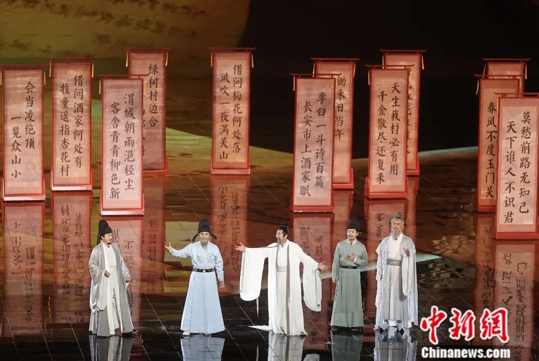 2023年9月，2023北京文化論壇文藝晚會(huì)上的情景演繹《雅集》，講述了李白、杜甫、高適、王維、孟浩然，因?yàn)橐环?300多年后的畫相聚在一起的故事。易海菲 攝
