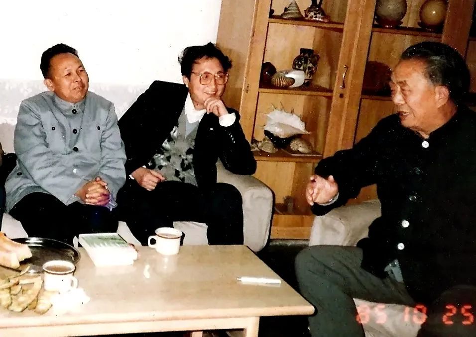 1985年，孫紹振(中間)與謝冕(左一)、艾青(右一)