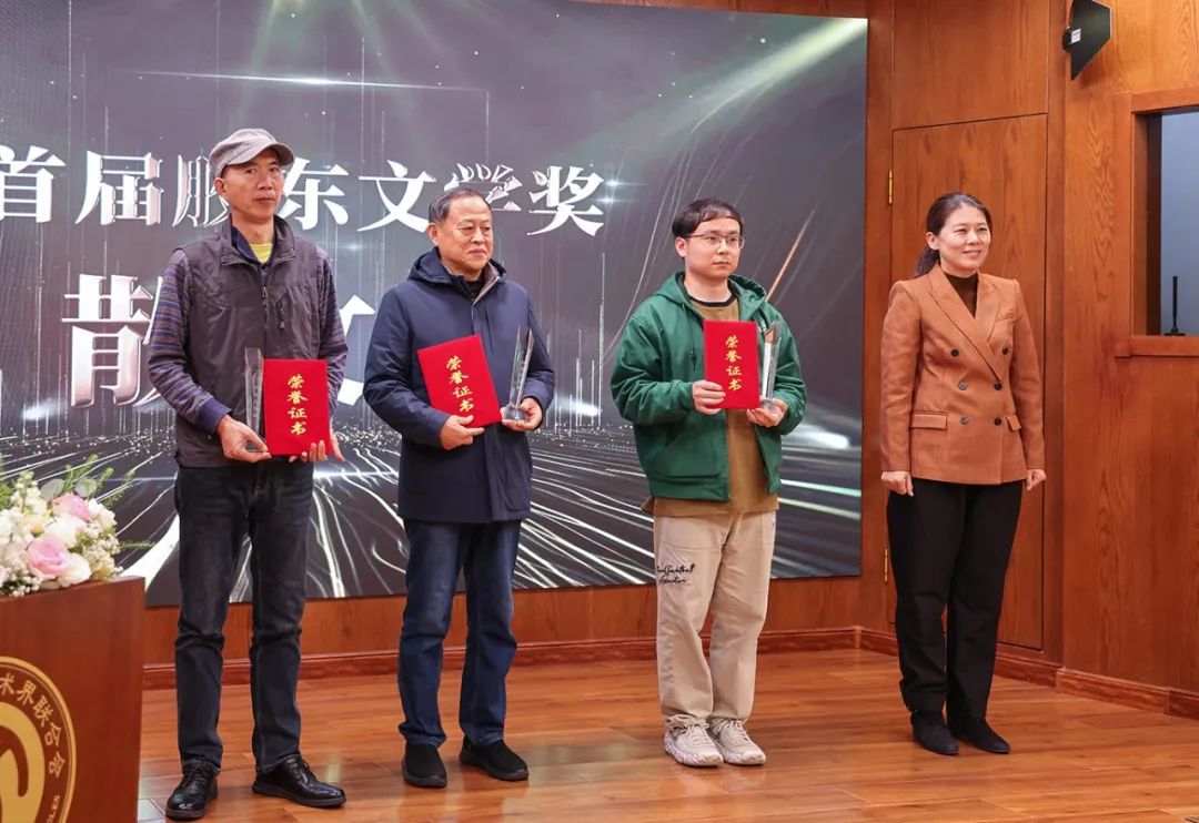 煙臺(tái)市副市長(zhǎng)隋子林（右一）  為散文獎(jiǎng)獲得者耿立、綦國(guó)瑞  郭發(fā)仔（代領(lǐng)）頒獎(jiǎng)