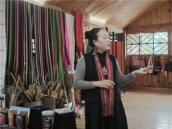 佤族織錦非遺傳承人李憲蘭講解佤族織錦的歷史與傳承。2021年，西盟佤族織錦技藝被列為第五批國(guó)家級(jí)非物質(zhì)文化遺產(chǎn)代表性項(xiàng)目名錄。在西盟印象佤族織錦非遺工坊內(nèi)，佤族織錦非遺傳承人李憲蘭的佤錦產(chǎn)品琳瑯滿目，“佤族織錦織進(jìn)的是佤族人民的性格和故事。這幾年，通過(guò)不斷嘗試，我們生產(chǎn)的佤族織錦在保留古老的佤族織錦技藝的同時(shí)，融入了更多顏色、技藝及創(chuàng)新理念，推出一批更符合現(xiàn)代審美需求的產(chǎn)品，從而達(dá)到提高佤族織錦的使用價(jià)值和傳播維度的效果，讓佤族織錦更被當(dāng)下消費(fèi)者所喜愛(ài)?！崩顟椞m說(shuō)。