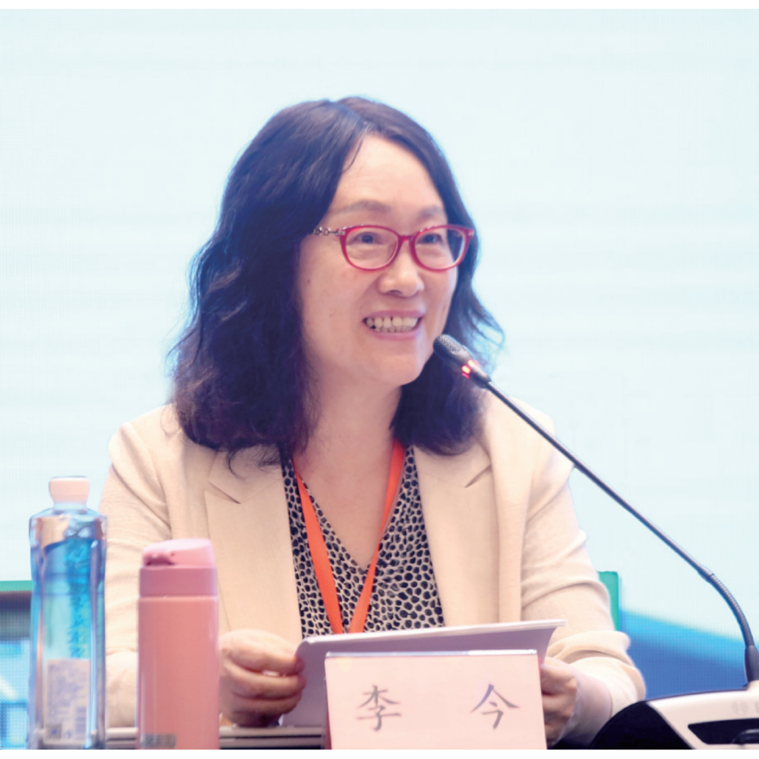李今 中國(guó)人民大學(xué)文學(xué)院教授，主要從事中國(guó)現(xiàn)當(dāng)代文學(xué)、漢譯文學(xué)研究。著有《個(gè)人主義與五四新文學(xué)》《海派小說與現(xiàn)代都市文化》《三四十年代蘇俄漢譯文學(xué)論》《二十世紀(jì)中國(guó)翻譯文學(xué)史（第3卷）》《意義的生成一一現(xiàn)代中國(guó)文學(xué)作品細(xì)讀集》《魯濱孫變形記：漢譯文學(xué)改寫現(xiàn)象研究》等；譯有利里安·弗斯特《浪漫主義》、R.L.布魯特《論幻想與想象》；主編《漢譯文學(xué)序集》（18卷）；主持國(guó)家社科基金重大項(xiàng)目“現(xiàn)代漢譯文學(xué)編年考錄（期刊編，1896—1949）”并主編其數(shù)據(jù)庫(kù)。