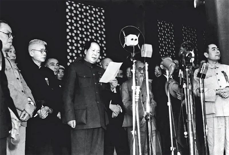 1949年10月1日下午3時，開國大典在天安門廣場隆重舉行。毛澤東同志莊嚴宣告：“中華人民共和國中央人民政府今天成立了?！?新華社發(fā)