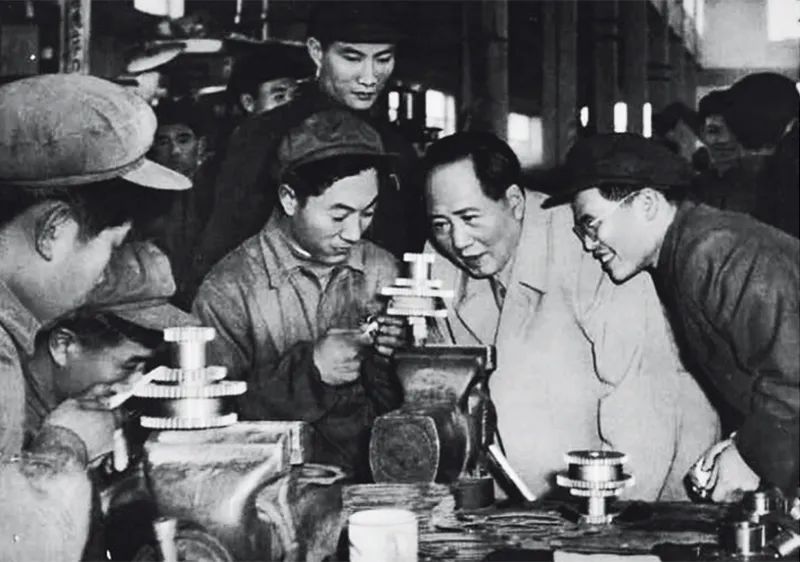 毛澤東同志作為中國現(xiàn)代化事業(yè)的開拓者，一生都在為中國這樣一個古老的東方大國實現(xiàn)現(xiàn)代化而上下求索，建立了不朽功勛。圖為1956年，毛澤東同志視察天津拖拉機廠（資料圖片）。