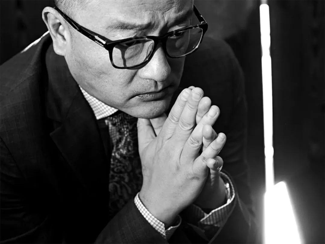 王小帥，中國獨立電影先鋒導演、編劇，畢業(yè)于北京電影學院導演系?！肚嗉t》《左右》《地久天長》《闖入者》等代表作在戛納、柏林、威尼斯等國際影展屢獲殊榮，是最具國際影響力的中國導演之一。曾獲柏林電影節(jié)最佳編劇獎，著有散文書信集《薄薄的故鄉(xiāng)》。