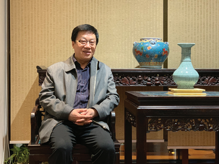 張平，生于西安。歷任山西省作家協(xié)會(huì)主席、中國作協(xié)副主席、中國文聯(lián)副主席等。曾任山西省副省長、民盟中央副主席等職。主要作品有《祭妻》《姐姐》《孤兒淚》《法撼汾西》《天網(wǎng)》《兇犯》《紅雪》《抉擇》《十面埋伏》《國家干部》《重新生活》《生死守護(hù)》等，獲茅盾文學(xué)獎(jiǎng)、國家圖書獎(jiǎng)等。長篇作品均被改編為電影、電視連續(xù)劇并多次獲獎(jiǎng)。作品已譯入英、法、俄、日、葡等多國文字。