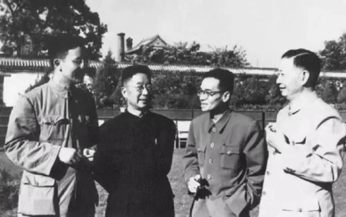 華羅庚（左一）、老舍（左二）、梁思成（右二）、梅蘭芳（右一）的合影