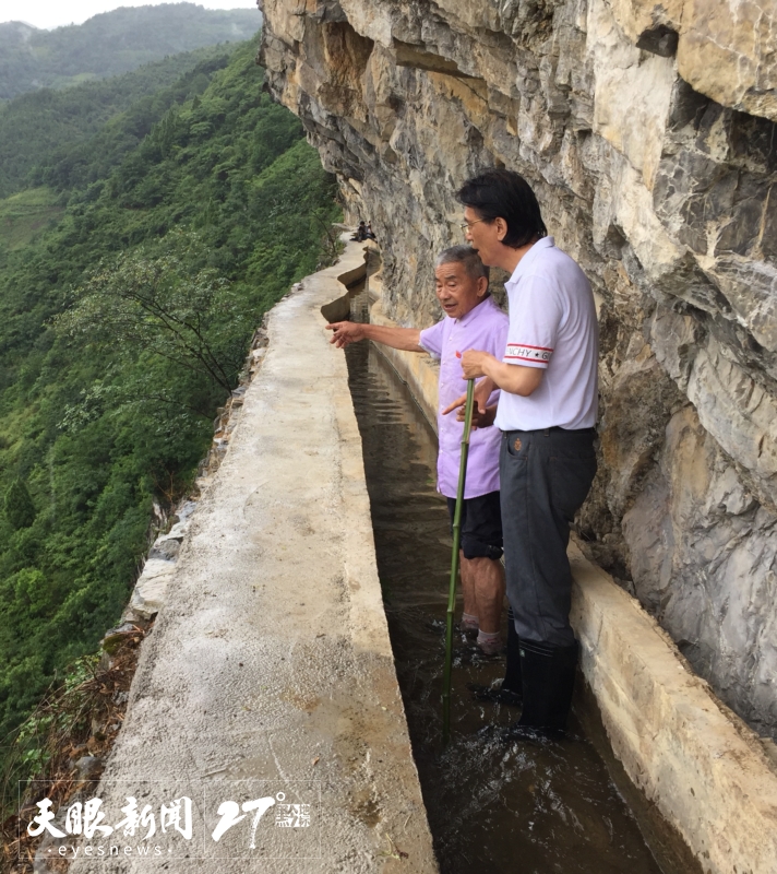何建明（右）和黃大發(fā)（左）在“天渠”踏訪。受訪者供圖