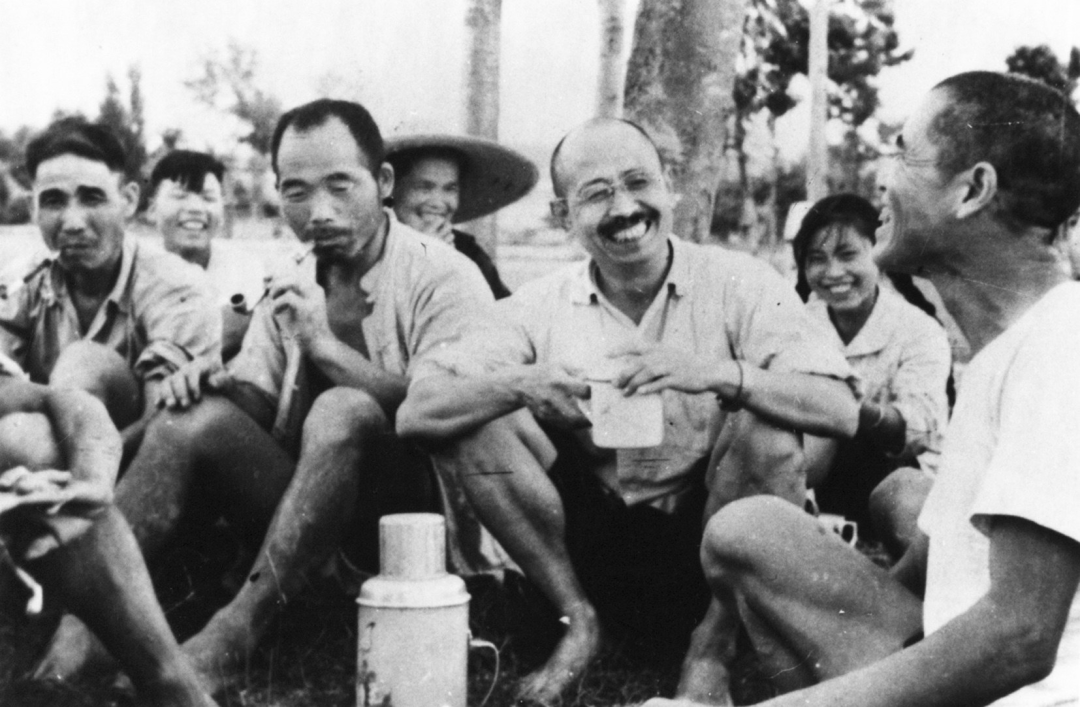20世紀(jì)60年代柳青與鄉(xiāng)親們?cè)谝黄穑ㄖ袊?guó)現(xiàn)代文學(xué)館收藏，中國(guó)現(xiàn)代文學(xué)館提供協(xié)助）