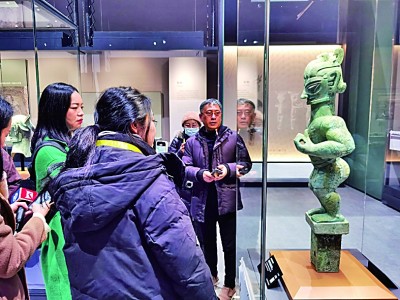 豎披發(fā)青銅人像引人矚目。本報(bào)記者 任鵬攝/光明圖片