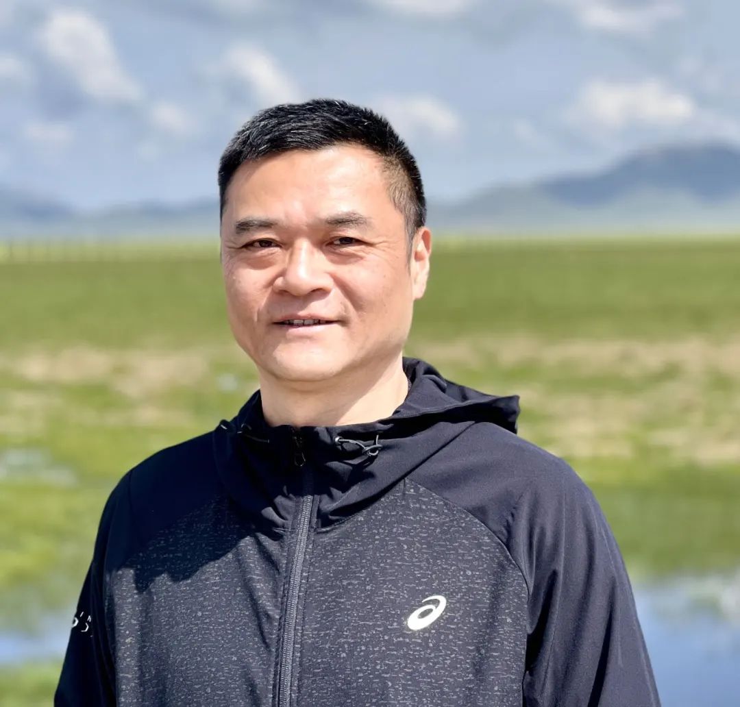 王嘯峰：一九六九年出生，蘇州人。在《人民文學(xué)》《收獲》《青年文學(xué)》《十月》《花城》《鐘山》等刊發(fā)表作品逾百萬字，被《小說選刊》《小說月報(bào)》等多家選刊轉(zhuǎn)載。出版散文集《蘇州煙雨》《吳門夢憶》，小說集《虎嗅》《通古斯記憶》《隱秘花園》《浮生流年》等。曾獲紫金山文學(xué)獎(jiǎng)、《鐘山》文學(xué)獎(jiǎng)、葉圣陶文學(xué)獎(jiǎng)等獎(jiǎng)項(xiàng)。