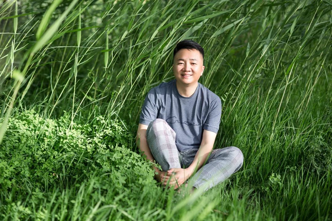 韓松落，著有《春山夜行》《我口袋里的星辰如沙礫》《竊美記》《為了報(bào)仇看電影》《我們的她們》等，出版音樂(lè)專輯《靠記憶過(guò)冬的鳥(niǎo)》。曾擔(dān)任華語(yǔ)電影傳媒大獎(jiǎng)、平遙國(guó)際電影展、迷影精神賞等多項(xiàng)電影獎(jiǎng)評(píng)委。曾獲第二屆“短篇小說(shuō)雙年獎(jiǎng)”首獎(jiǎng)、刀鋒圖書(shū)獎(jiǎng)等獎(jiǎng)項(xiàng)。