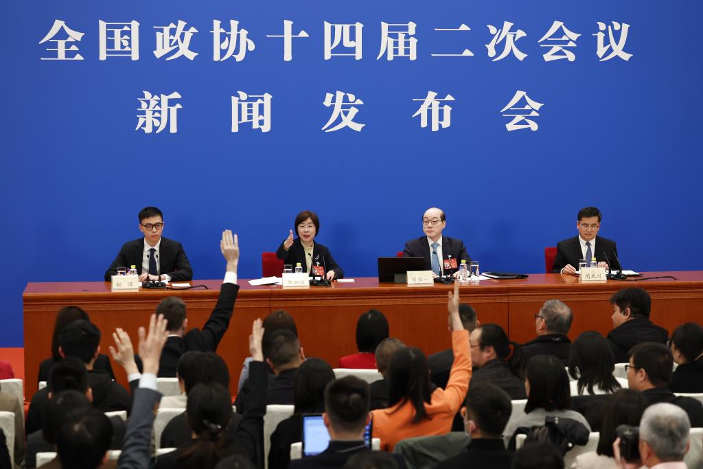 3月3日，全國政協(xié)十四屆二次會議新聞發(fā)布會在北京人民大會堂舉行。大會新聞發(fā)言人劉結(jié)一向中外媒體介紹本次大會有關(guān)情況并回答記者提問。這是記者在發(fā)布會上舉手提問。新華社記者 金立旺 攝