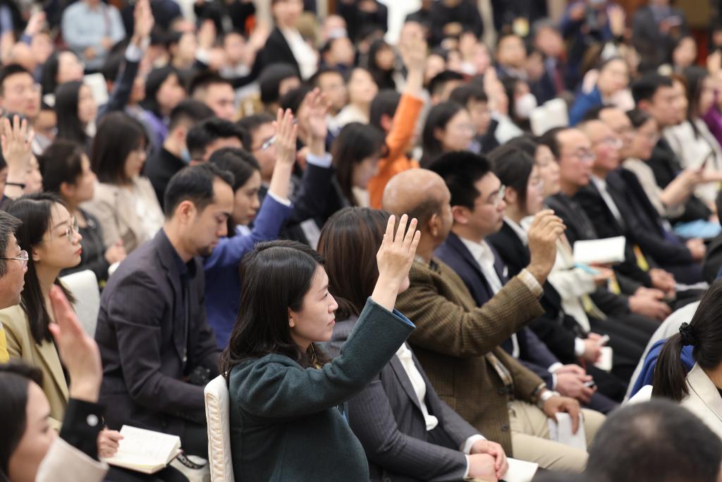 3月3日，全國政協(xié)十四屆二次會議新聞發(fā)布會在北京人民大會堂舉行。大會新聞發(fā)言人劉結(jié)一向中外媒體介紹本次大會有關(guān)情況并回答記者提問。這是記者在發(fā)布會上舉手提問。?新華社記者 邢廣利 攝