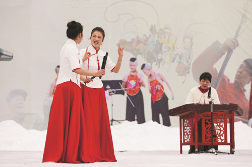 2月21日，演員在河南省平頂山市寶豐縣馬街書會表演河南墜子《咱們的中國節(jié)》。 （新華社發(fā) 何五昌 攝）