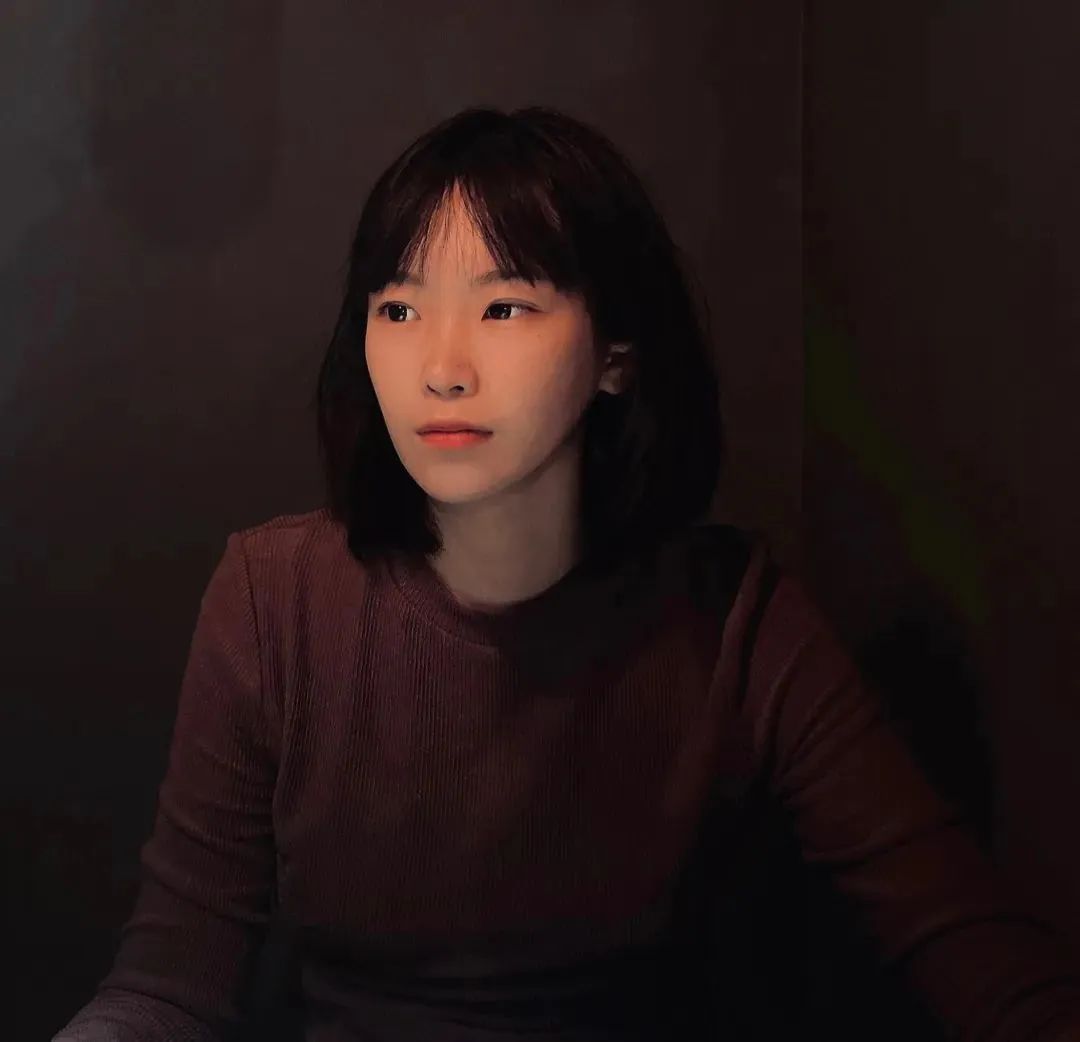 楊知寒，生于1994，作品見于《人民文學》《當代》《花城》等，獲人民文學新人獎、華語青年作家獎、寶珀理想國文學獎、“《鐘山》之星"年度青年作家獎等。出版小說集《一團堅冰》《黃昏后》。