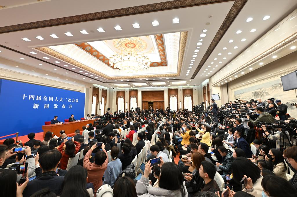 3月4日，十四屆全國人大二次會議在北京人民大會堂舉行新聞發(fā)布會。大會發(fā)言人婁勤儉就大會議程和人大工作相關(guān)問題回答中外記者的提問。 新華社記者 才揚 攝