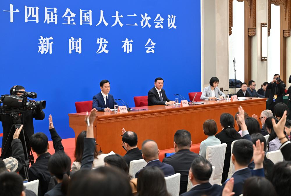 3月4日，十四屆全國人大二次會議在北京人民大會堂舉行新聞發(fā)布會。大會發(fā)言人婁勤儉就大會議程和人大工作相關(guān)問題回答中外記者的提問。這是記者舉手提問。 新華社記者 才揚 攝