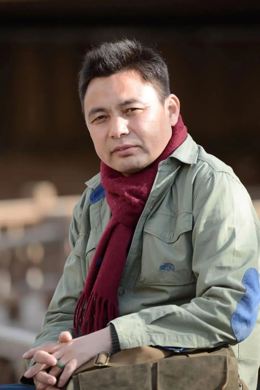 龍仁青，先后在《人民文學(xué)》《中國作家》《十月》《民族文學(xué)》《青年文學(xué)》等刊發(fā)表原創(chuàng)、翻譯作品四百余萬字，出版《光榮的草原》《咖啡與酸奶》《孔雀翎上的雪峰》等作品三十余部。作品曾獲全國少數(shù)民族文學(xué)創(chuàng)作“駿馬獎”、漢語文學(xué)“女評委”大獎、三毛散文獎、青海文學(xué)藝術(shù)獎等，多次被《小說月報》《小說選刊》《散文選刊》《散文海外版》等轉(zhuǎn)載，入選《中國短篇小說年選》《中國散文20家》等多種年度選本。部分作品被譯為英、意、日等國文字。