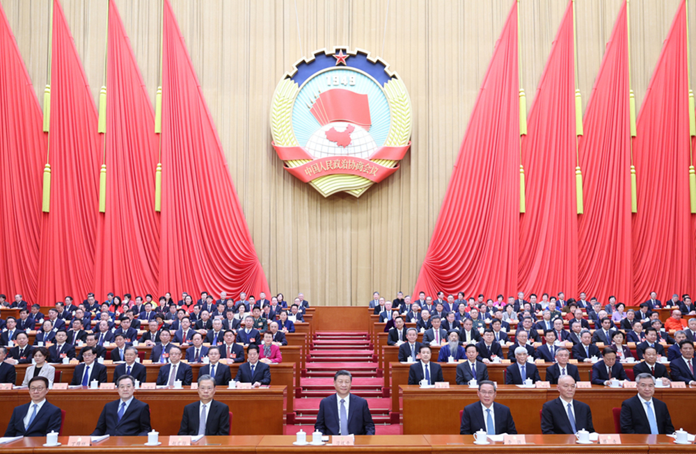3月4日下午，中國人民政治協(xié)商會議第十四屆全國委員會第二次會議在北京人民大會堂開幕。這是習(xí)近平、李強(qiáng)、趙樂際、蔡奇、丁薛祥、李希、韓正在主席臺就座。 新華社記者 鞠鵬 攝