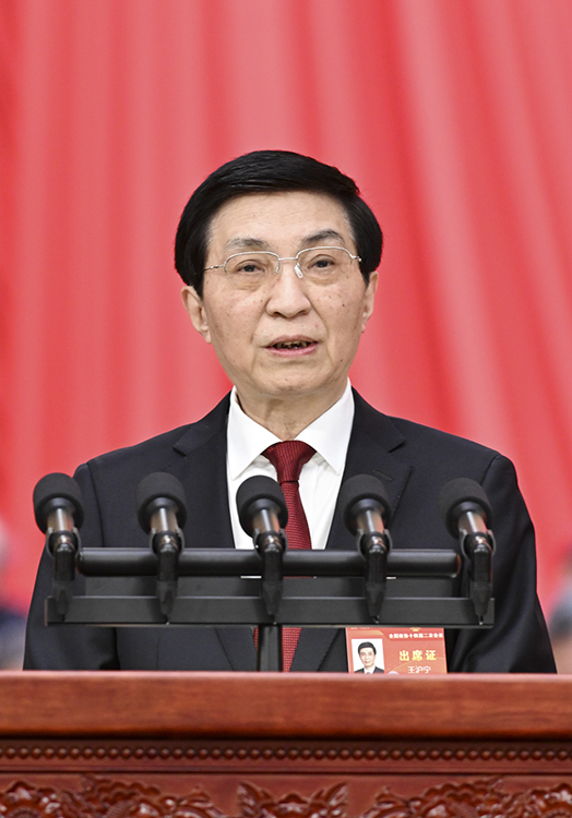 3月4日下午，中國人民政治協(xié)商會議第十四屆全國委員會第二次會議在北京人民大會堂開幕。這是全國政協(xié)主席王滬寧代表政協(xié)第十四屆全國委員會常務(wù)委員會，向大會報告工作。 新華社記者 饒愛民 攝