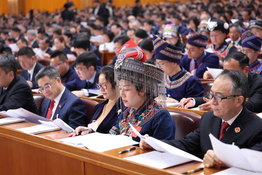 3月5日，第十四屆全國人民代表大會第二次會議在北京人民大會堂開幕。這是代表們在認真聽會。新華社記者 劉衛(wèi)兵 攝