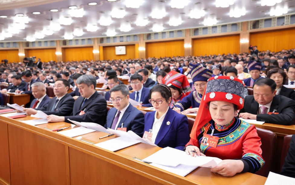 3月8日，十四屆全國人大二次會議在北京人民大會堂舉行第二次全體會議。這是代表們在認真聽會。新華社記者 劉衛(wèi)兵 攝