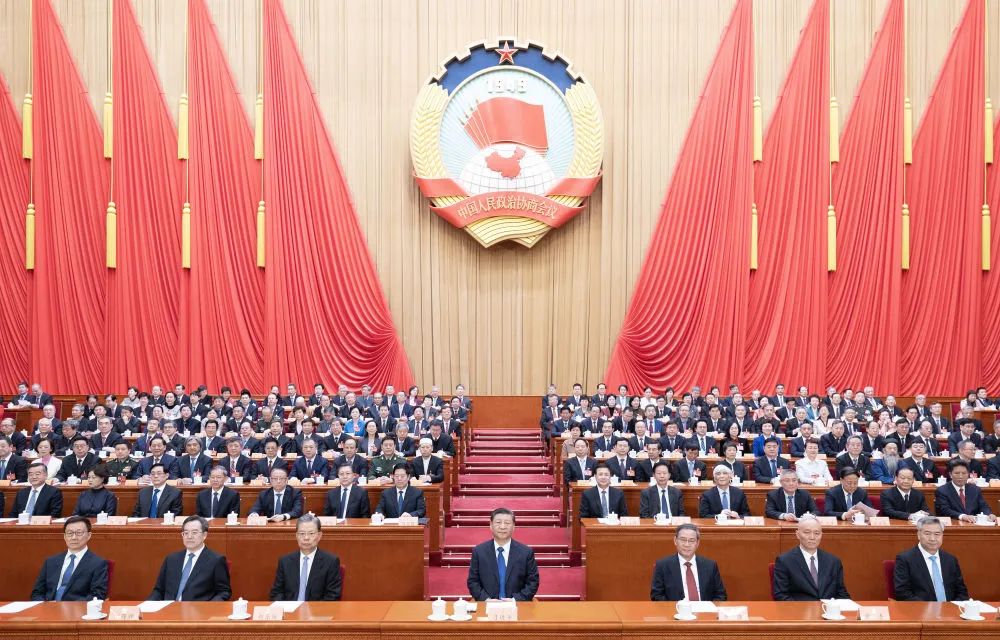 3月10日上午，中國人民政治協(xié)商會議第十四屆全國委員會第二次會議在北京人民大會堂閉幕。這是習近平、李強、趙樂際、蔡奇、丁薛祥、李希、韓正在主席臺就座。新華社記者 黃敬文 攝