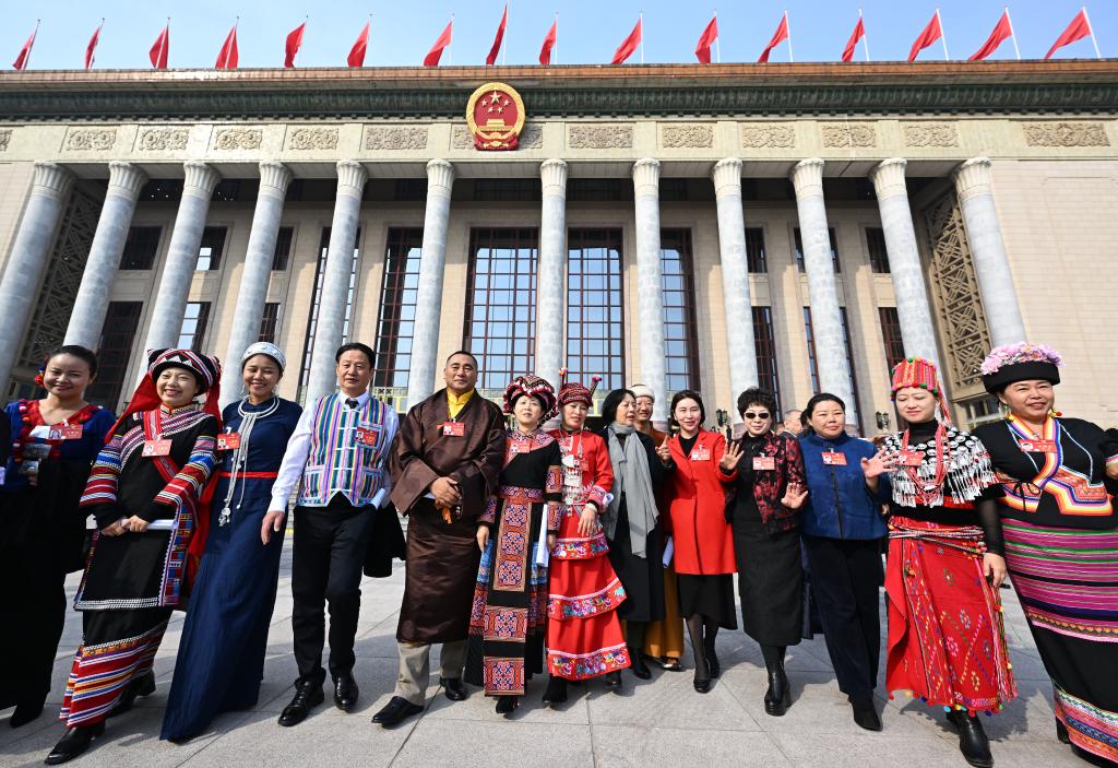 3月10日，中國人民政治協(xié)商會議第十四屆全國委員會第二次會議在北京人民大會堂舉行閉幕會。這是閉幕會后，委員們走出人民大會堂。新華社記者 陳曄華 攝