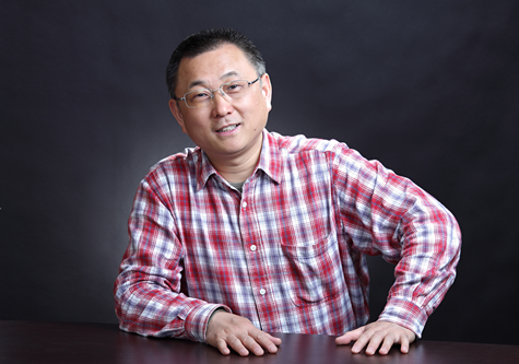 劉醒龍，生于古城黃州，現(xiàn)任中國(guó)作家協(xié)會(huì)小說(shuō)委員會(huì)副主任、湖北省文學(xué)藝術(shù)界聯(lián)合會(huì)名譽(yù)主席。作品獲茅盾文學(xué)獎(jiǎng)、魯迅文學(xué)獎(jiǎng)、老舍散文獎(jiǎng)、豐子愷散文獎(jiǎng)，由其作品改編的電影獲中國(guó)電影金雞獎(jiǎng)、大眾電影百花獎(jiǎng)和中國(guó)電影華表獎(jiǎng)等。主要作品有中篇小說(shuō)《鳳凰琴》《分享艱難》《挑擔(dān)茶葉上北京》、長(zhǎng)篇小說(shuō)《圣天門口》《天行者》《蟠虺》、長(zhǎng)篇散文《一滴水有多深》等。多部作品被譯成英語(yǔ)、法語(yǔ)、韓語(yǔ)、日語(yǔ)、越南語(yǔ)、印地語(yǔ)、阿拉伯語(yǔ)、波蘭語(yǔ)等語(yǔ)種出版。
