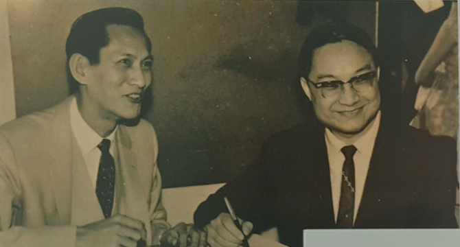 1963年，金庸（右）出售《倚天屠龍記》版權(quán)，此為簽約現(xiàn)場(chǎng)照片