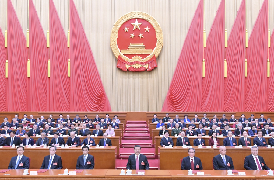 3月11日，第十四屆全國人民代表大會第二次會議在北京人民大會堂閉幕。黨和國家領(lǐng)導人習近平、李強、王滬寧、蔡奇、丁薛祥、李希、韓正等在主席臺就座。新華社記者 謝環(huán)馳 攝