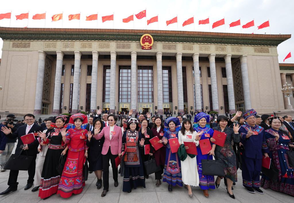 3月11日，第十四屆全國人民代表大會(huì)第二次會(huì)議在北京人民大會(huì)堂舉行閉幕會(huì)。這是閉幕會(huì)后，代表們走出人民大會(huì)堂。新華社記者 王毓國 攝