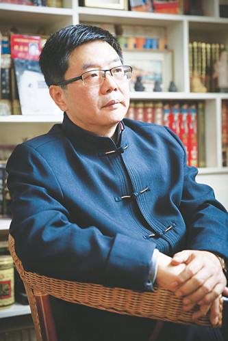 方遠(yuǎn)，資深報(bào)人，中國作家協(xié)會(huì)會(huì)員。山東省作家協(xié)會(huì)小說創(chuàng)作委員會(huì)委員。濟(jì)南市首批簽約作家，濟(jì)南日?qǐng)?bào)報(bào)業(yè)集團(tuán)舜網(wǎng)文學(xué)顧問，山東省散文學(xué)會(huì)特聘專家。著有長篇小說《大河入海流》《大船隊(duì)》《墜落的天使》等五部，小說集《尋找情人》，中篇小說《神龜出沒》《門縫兒里的愛情》等二十余部，多篇作品被報(bào)刊轉(zhuǎn)載、連載，收入各種選本及年選。長篇小說《河與?！贰洞蟠?duì)》先后入選中國作協(xié)重點(diǎn)作品扶持項(xiàng)目和定點(diǎn)深入生活項(xiàng)目，長篇報(bào)告文學(xué)《光明路上追夢人》入選山東省作協(xié)重點(diǎn)扶持作品。曾獲第一屆、第四屆山東省泰山文藝獎(jiǎng)，泉城文藝獎(jiǎng)、梁斌小說獎(jiǎng)、山東省對(duì)外傳播獎(jiǎng)、濟(jì)南文學(xué)獎(jiǎng)及濟(jì)南市第六、九、十一屆文藝精品工程獎(jiǎng)等。