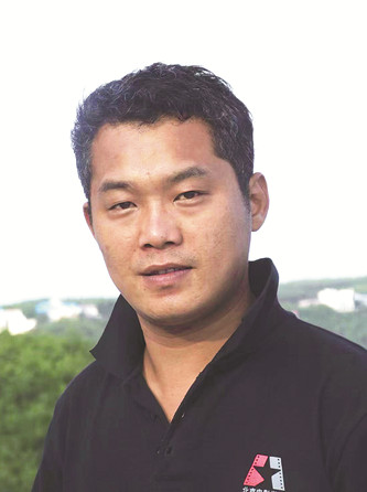 李云雷，《小說選刊》副主編，中國現代文學館特邀研究員，中國文藝評論家協會青年委員會委員。著有評論集《重申新文學的理想》《新時代文學與中國故事》等，小說集《再見，牛魔王》《沉默的人》等。曾獲馮牧文學獎、茅盾文學新人獎等多個獎項