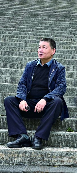 關(guān)仁山，唐山豐南人，中國作家協(xié)會(huì)主席團(tuán)委員，河北省作家協(xié)會(huì)主席，中國作家書畫院副院長。上世紀(jì)80年代開始文學(xué)創(chuàng)作并發(fā)表作品，著有長篇小說《白洋淀上》《日頭》《麥河》《唐山大地震》《天高地厚》《金谷銀山》等，中短篇小說《大雪無鄉(xiāng)》《紅旱船》《九月還鄉(xiāng)》，長篇紀(jì)實(shí)文學(xué)《感天動(dòng)地》《太行沃土》等，出版十卷本《關(guān)仁山文集》，達(dá)千余萬字。  作品曾獲第五屆魯迅文學(xué)獎(jiǎng)，獲中宣部第十一屆全國“五個(gè)一工程”獎(jiǎng)，第十四屆中國圖書獎(jiǎng)，第九屆莊重文文學(xué)獎(jiǎng)，及香港《亞洲周刊》華人小說比賽冠軍等。長篇小說《麥河》入選2010年中國小說學(xué)會(huì)年度排行榜，《日頭》入選中國小說學(xué)會(huì)2014年度小說排行榜。部分作品被譯成英、法、韓、日等文字，多部作品分別被改編拍攝成《天高地厚》《御姐歸來》等電視劇和話劇、舞臺(tái)劇上映。
