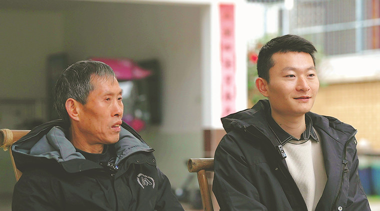 鄧春生（左）、鄧旭東接受本報(bào)記者采訪