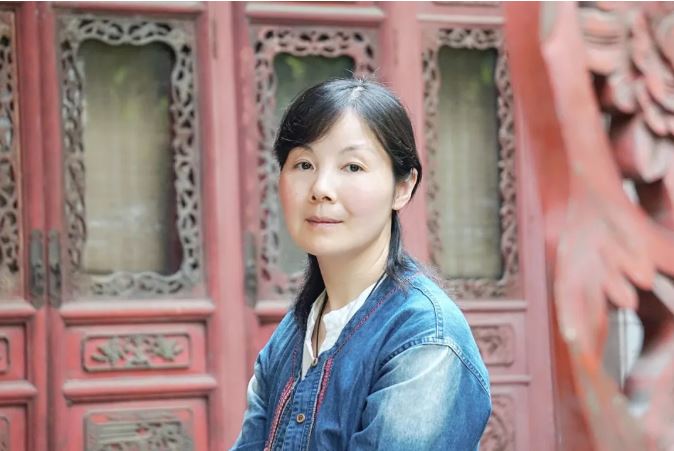 王蕓    生于湖北，現(xiàn)居南昌。一級(jí)作家，南昌市作家協(xié)會(huì)主席。出版長篇小說《對花》《江風(fēng)烈》，小說集《請叫她天鵝》《薇薇安曾來過》《與孔雀說話》《羽毛》，散文集《紙上萬物浮現(xiàn)如初》《此生》《穿越歷史的楚風(fēng)》《接近風(fēng)的深情表達(dá)》《經(jīng)歷著異常美麗》等。三百余萬字作品見于《人民文學(xué)》《當(dāng)代》《新華文摘》《小說選刊》《中國作家》《青年文學(xué)》《上海文學(xué)》《江南》《芙蓉》《長城》《天涯》《美文》《散文》《長江文藝》《中篇小說選刊》《小說月報(bào)》等，收入五十多種選本。曾獲第三屆湖北文學(xué)獎(jiǎng)、第七屆屈原文藝獎(jiǎng)、第一屆江西省文藝創(chuàng)作獎(jiǎng)、第二屆林語堂文學(xué)獎(jiǎng)（小說）大獎(jiǎng)等。獲評江西省思想宣傳文化系統(tǒng)“四個(gè)一批”人才。