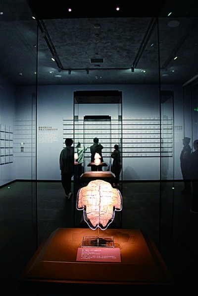 殷墟博物館新館展出的商代刻辭卜甲。安陽市委宣傳部供圖