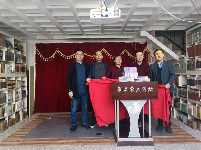 丁丁、譚五昌、陸健、黃建華、朱鋼為新書《青年詩歌年鑒2022年卷》揭幕。