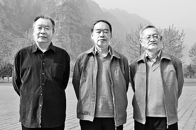 北京師范大學(xué)文藝學(xué)研究中心“三老”程正民（右）、童慶炳（中）、李壯鷹在一次學(xué)術(shù)會(huì)議上合影。