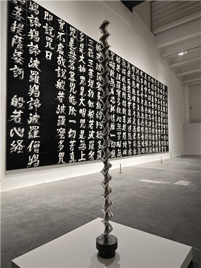 裝置《反重力結(jié)構(gòu)》。作為日本代表性的奈良時代木質(zhì)建筑之一，當麻寺東塔在1902年經(jīng)過整體修繕，用新材料替換下部分受損的建材。這些古木材的嵌合支撐起屹立的佛塔，承受并消解了超過千年時間沉淀的分量。這種抵抗地心吸引的力量象征令杉本博司著迷，藝術(shù)家試圖通過攝影重建這座佛塔，再現(xiàn)抵御重力的構(gòu)造之美。