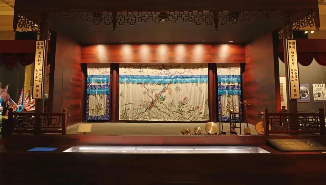 “梅綻東方——梅蘭芳在上?！碧卣宫F(xiàn)場搭建的梅蘭芳與王鳳卿登臺演出的新式劇場