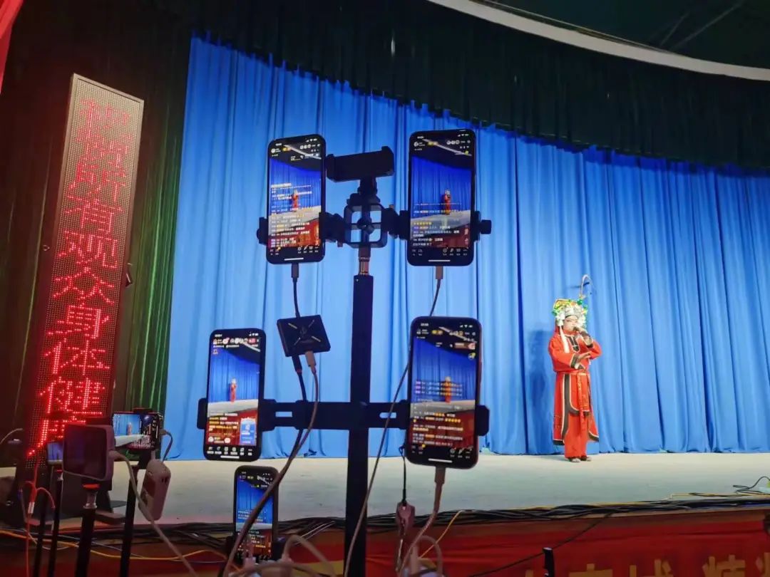 河北武安縣的觀眾用手機(jī)直播戲曲演出 中國藝術(shù)報(bào)記者 金濤 攝